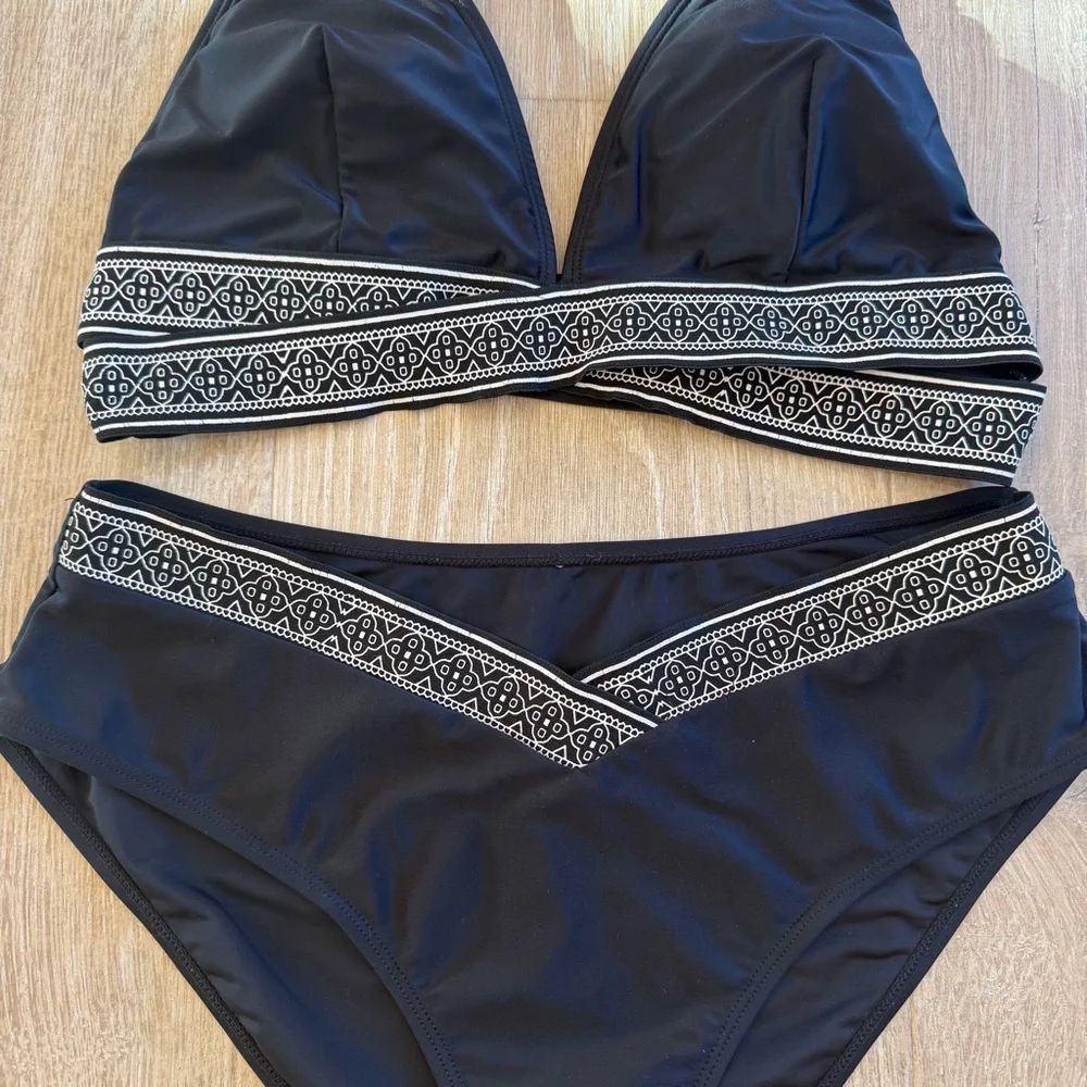 CUPSHE Black and White Bikini Set Two Piece Swimsuit V Neck V bottom Boho Style